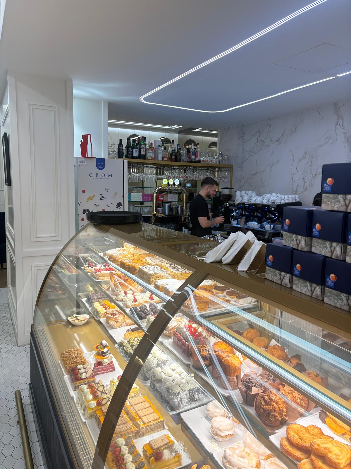 Balcão envidraçado com bolos, croissants e pastelaria variada